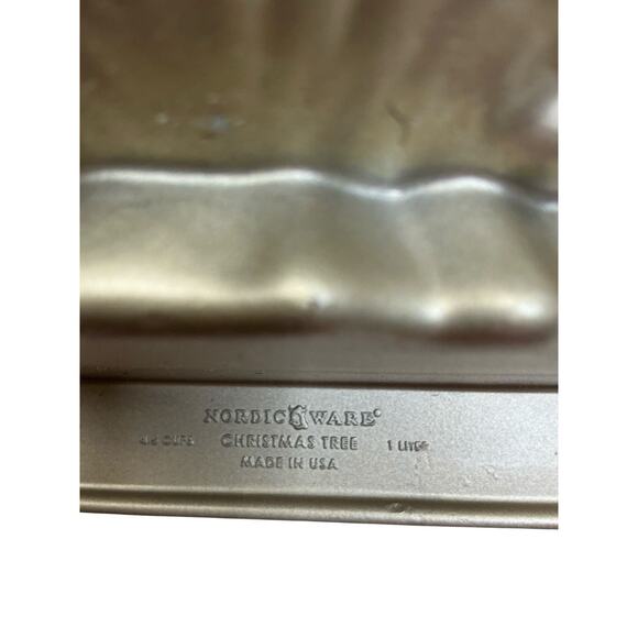 Nordicware Made In U.S.A! 3D Aluminum Christmas Tree Cake Pan 2 Sides 9 Cups - Picture 4 of 12